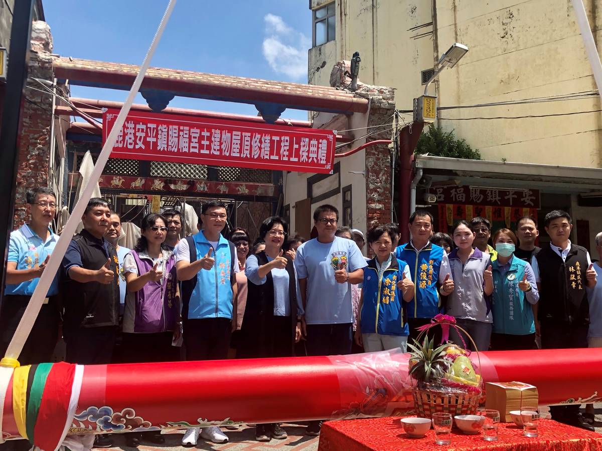 彰化縣長王惠美(前排左4)親自參加鹿港安平賜福宮上樑典禮(圖片來源：彰化縣政府)