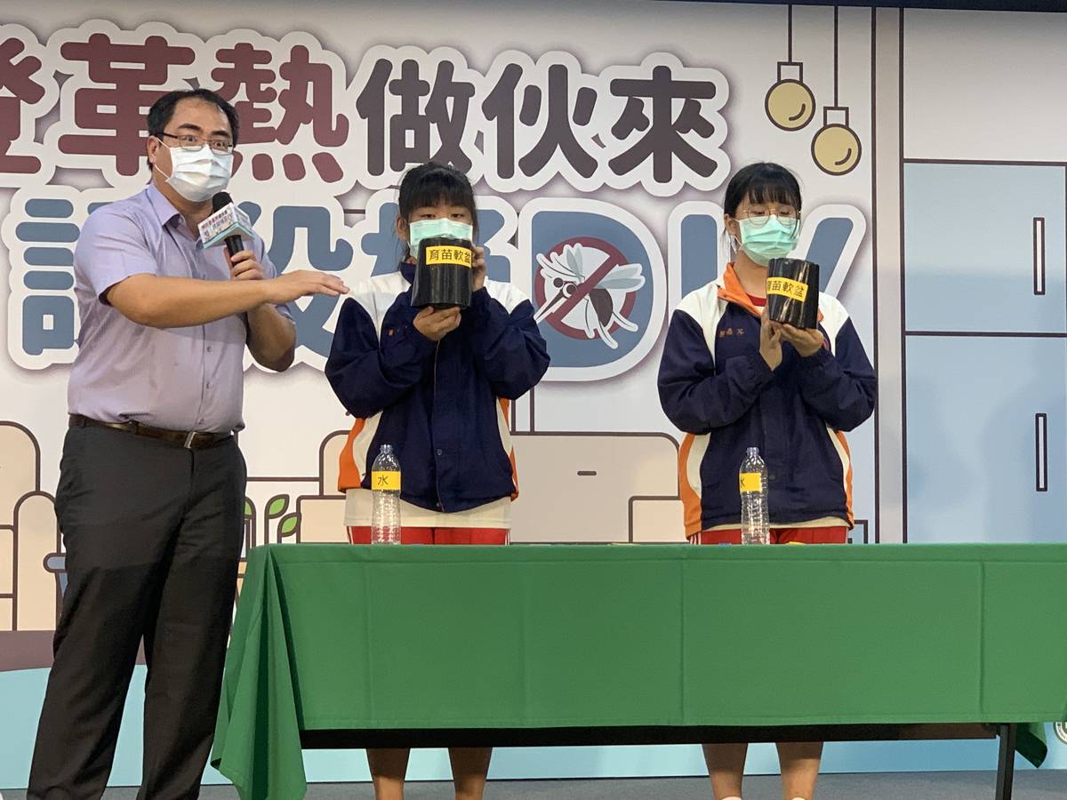 臺南延平國中嗡嗡社防疫尖兵教你DIY誘殺桶。