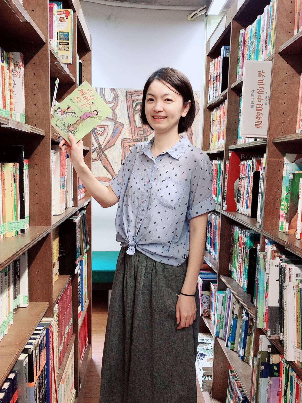 楊君方老師將圖書館資源化為課程、活動，培養學生多元能力。