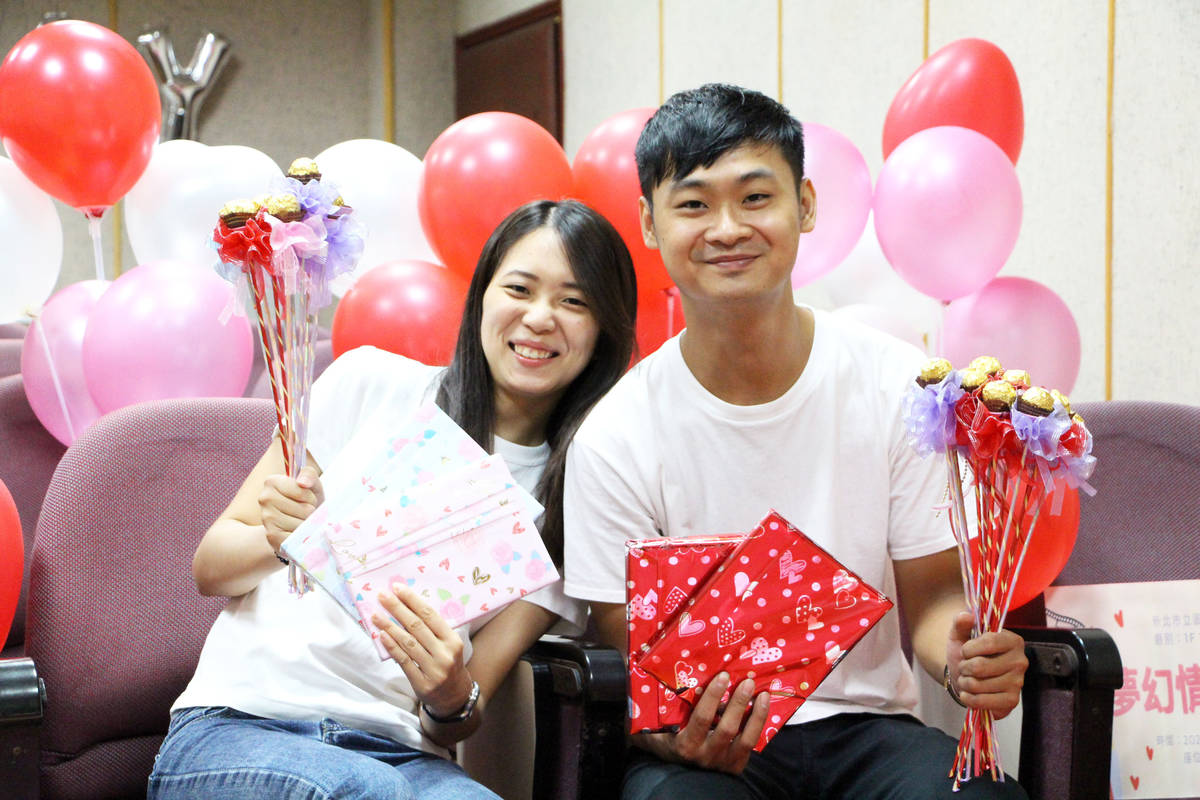 情人節即將到來，三芝分館特別為愛書人打造專屬閱讀浪漫，讓視聽室化身為幸福電影院，只要借書便可免費包場看電影，還加送甜蜜金莎花。