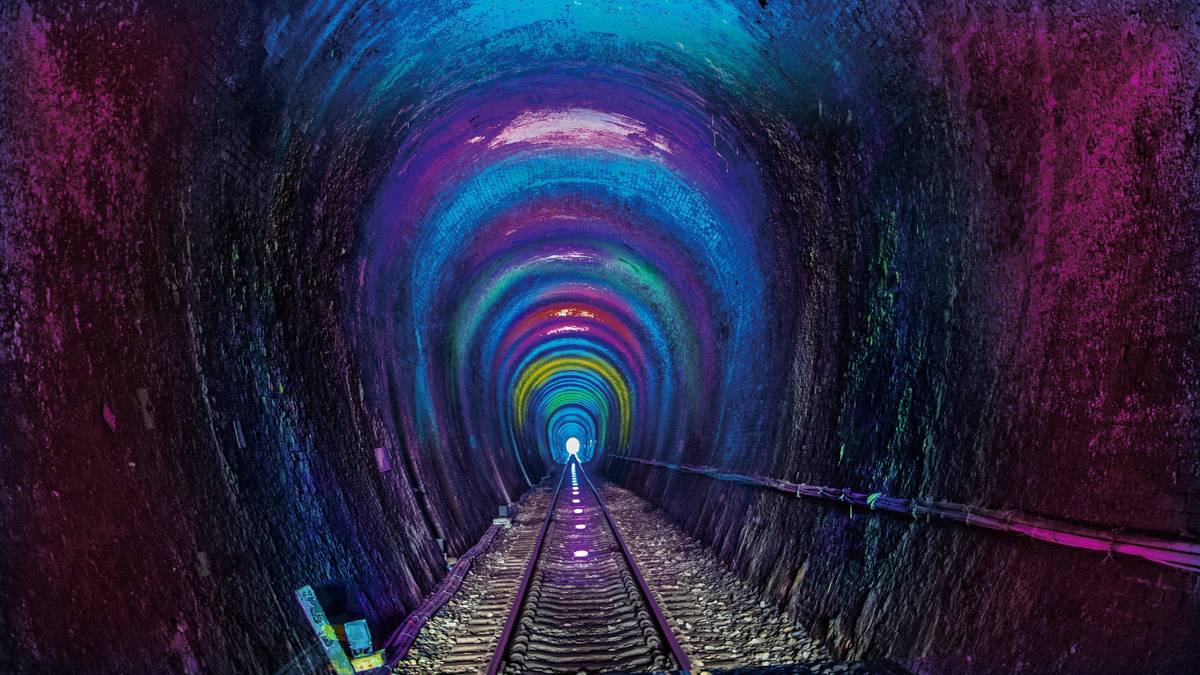 舊山線鐵道自行車可行經帶有七彩煥光和「開天」的2號隧道(圖片來源：張維哲)