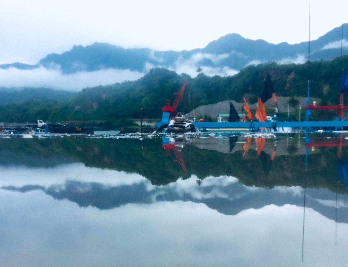 竹湖國小張諺傑的攝影作品「漁港的山水畫」獲得「風景組」特優。