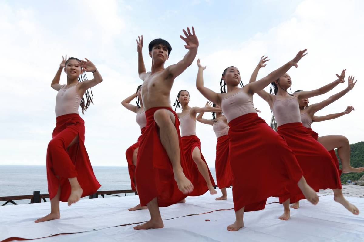 臺東在地演藝團隊天空舞集今年度創作「Saceqaljan」，22日將在多良向陽薪傳木工坊演出，結合海景實境，用舞蹈為觀眾帶來正面力量。