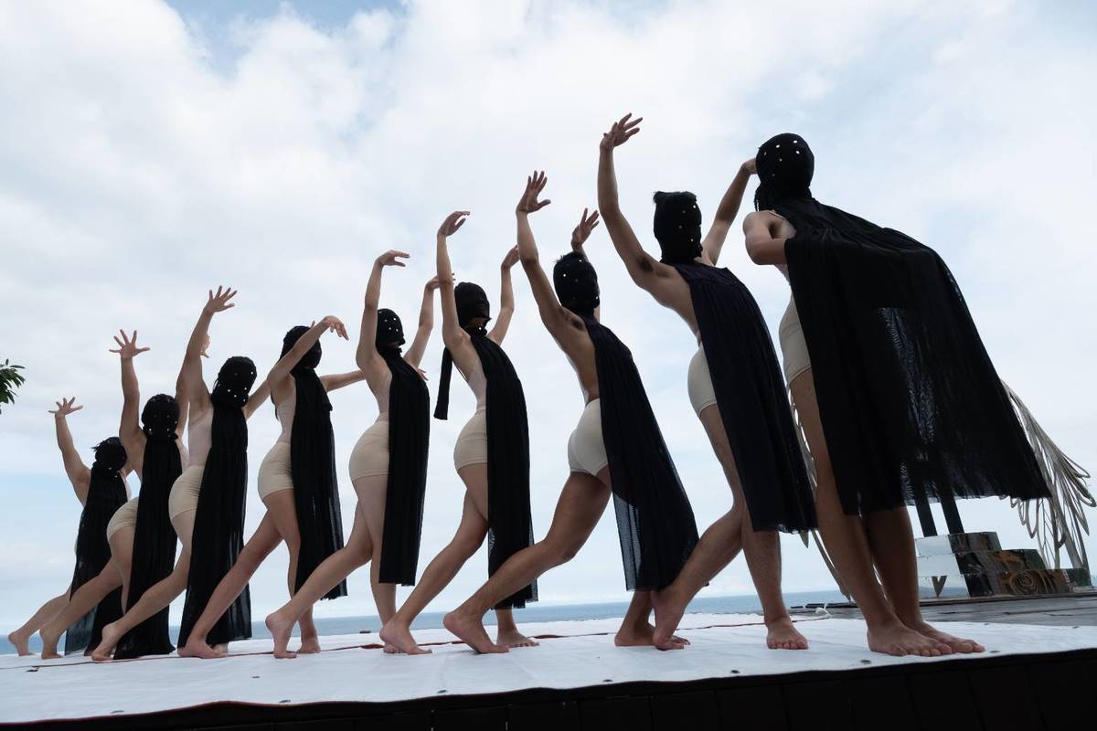 臺東在地演藝團隊天空舞集今年度創作「Saceqaljan」，22日將在多良向陽薪傳木工坊演出，結合海景實境，用舞蹈為觀眾帶來正面力量。