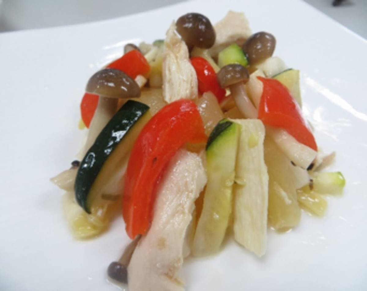 考量長者的牙口不好及營養需求，國民健康署特別設計夏日輕食組合餐，像是香烤時蔬溫沙拉。