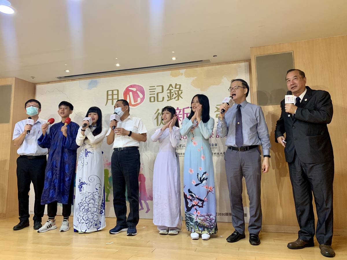 由越南新二代的學生們翻唱臺灣歌曲揭開序幕。