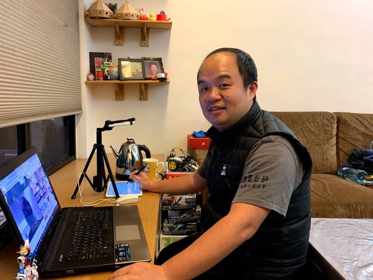 施信源老師使用線上教學鏡頭。