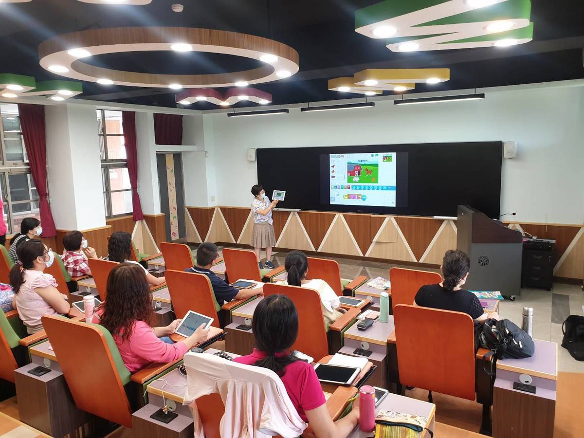 新北巿推動程式教育積極培訓種子教師，圖為社團法人台灣資訊教育發展協會分享資訊科技融入教學中。