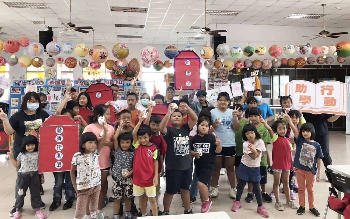 開學在即，臺灣世界展望會東區辦事處陸續發放助學金，本學期幫助臺東3300名貧困兒童上學。
