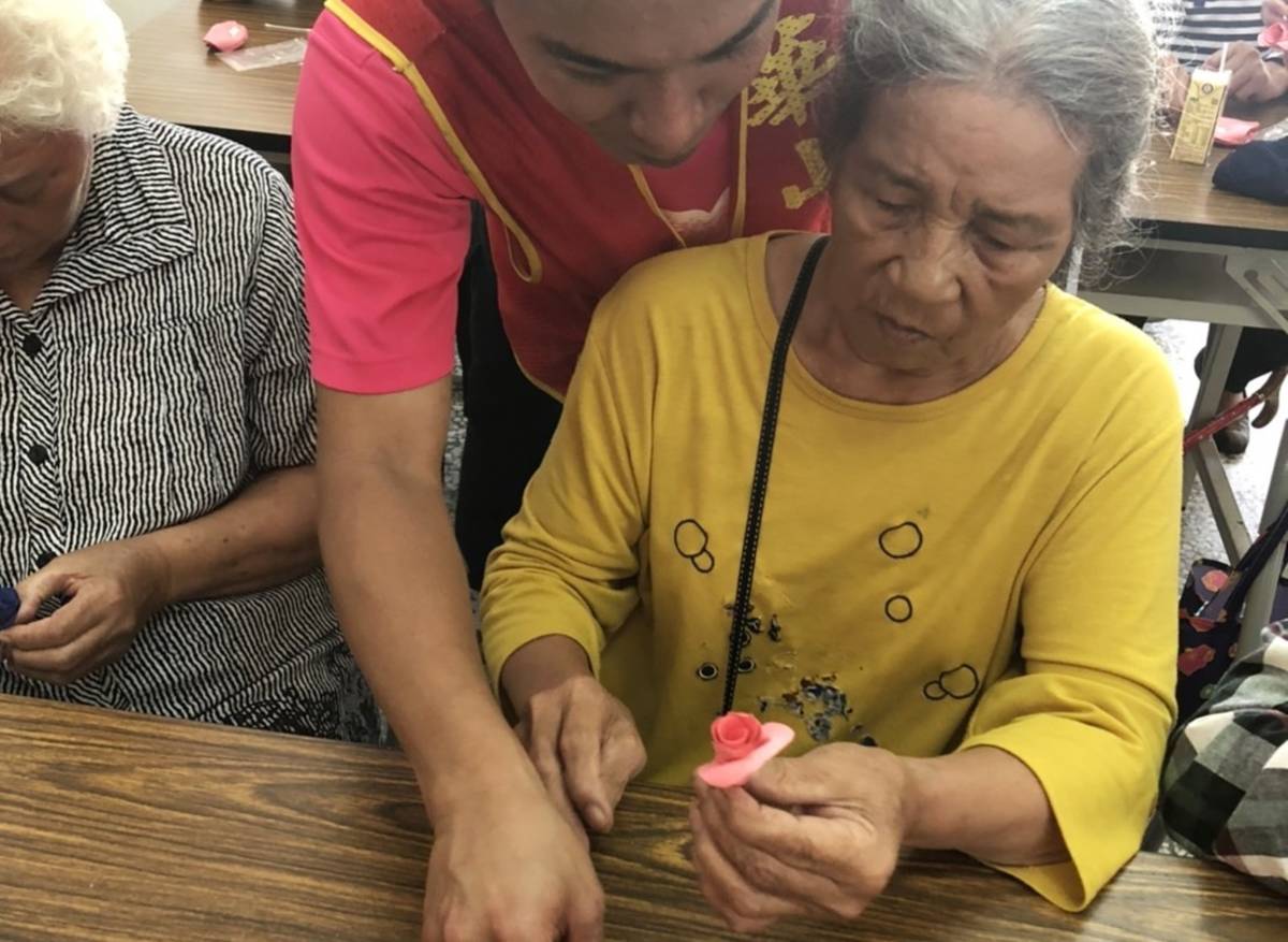 華山東河愛心天使站舉辦「愛您久久七夕情」感恩茶會，73歲未婚獨居的林沈阿嬤，一生從沒收過花，在志工陪伴下手作永生花送給自己。
