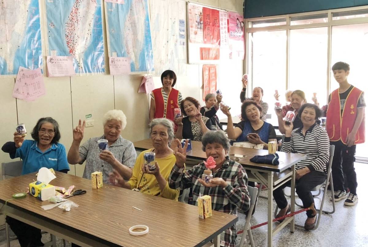 華山東河天使站「愛您久久七夕情」感恩茶會，邀請12位長輩共同參與，體驗永生花DIY，共度溫馨情人節。