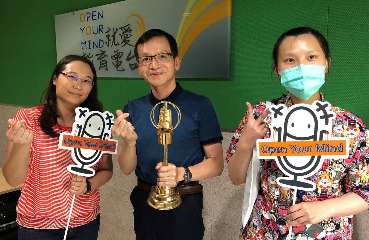 員生醫院神經內科主任葉宗勳(中)與個管師蔡佳惠(右)共同協助病患面對失智症