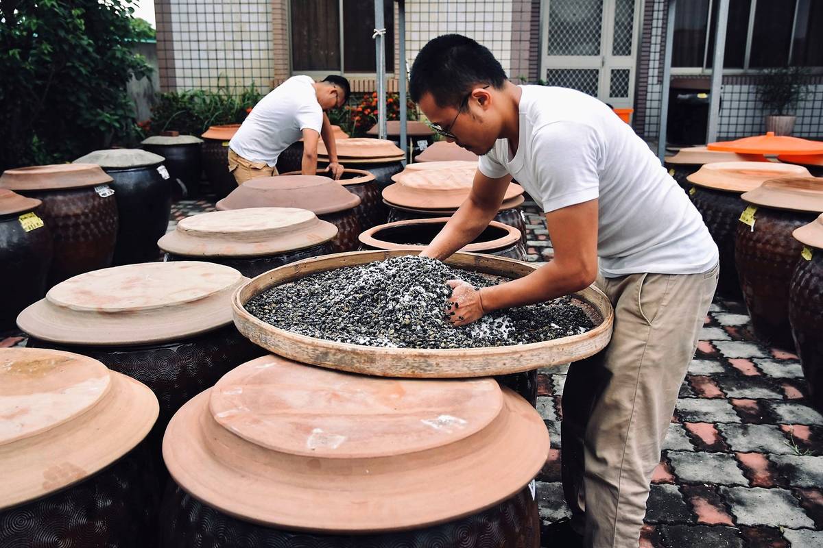 謝宜澂、謝宜哲兄弟從小跟著父母做醬油直到3年多前返鄉接班(圖片來源：御鼎興粉絲頁)