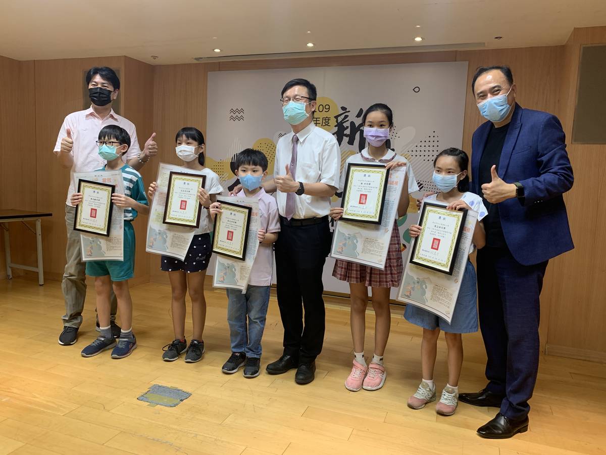 從近1,500篇徵文投稿中，選出國中小共10篇佳作。