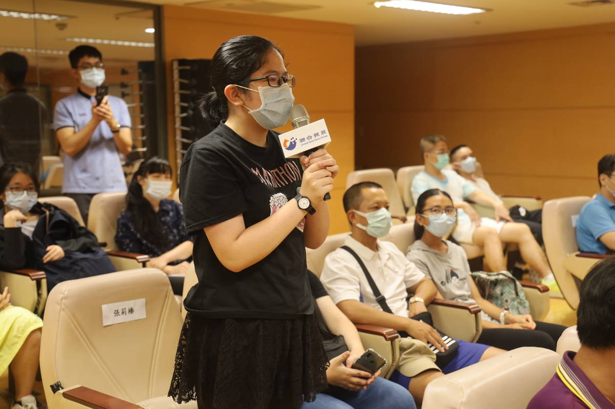 林口國中張莉榛同學擔任小記者訪問局長，詢問局長喜愛的閱讀書籍種類。