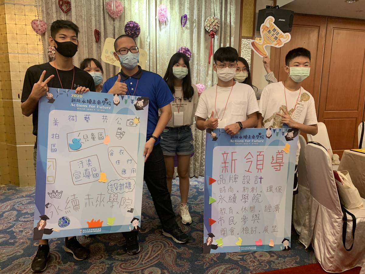 學生針對環境議題進行專案報告。
