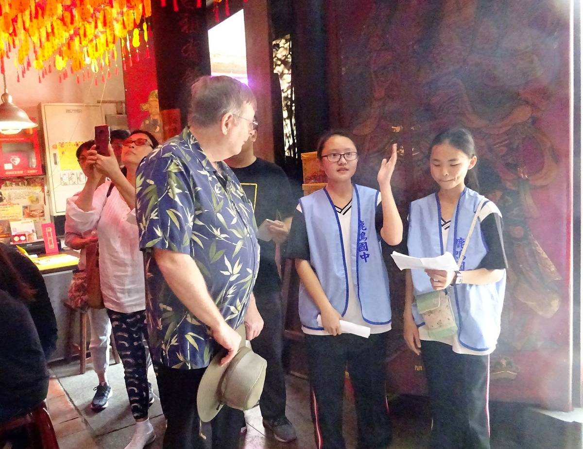 鹿鳴國中學生經過認真準備後走出校園向外國遊客介紹鹿港文史之美(圖片來源：林妙娟提供)