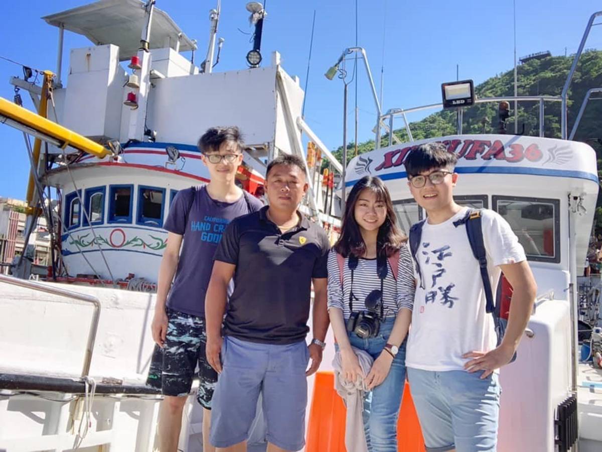 「食魚懂魚」團隊到「新漁發一支釣」參觀船長的漁船。