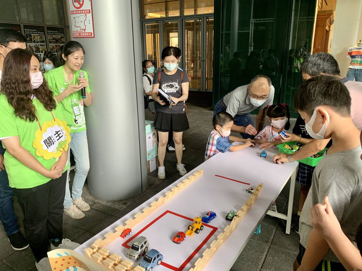 副市長謝政達特地來到現場跟小朋友們一起玩玩具。
