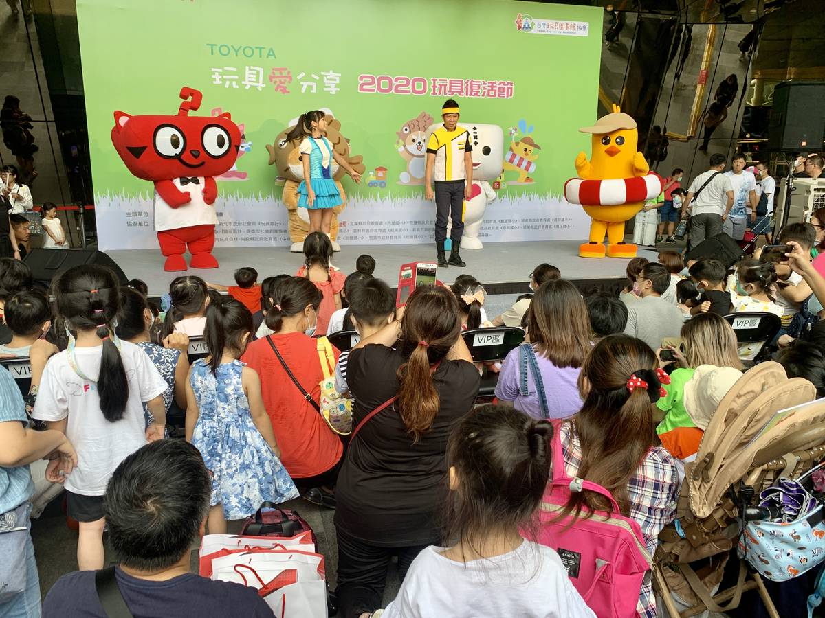 現場還有最受小朋友喜愛的香蕉哥哥和月亮姐姐帶領大家跳「頑趣奇兵」，讓小朋友尖叫聲不斷。
