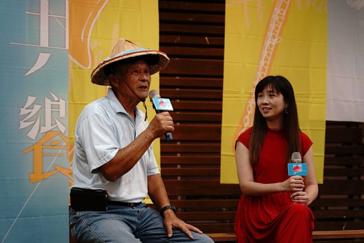 來自花蓮的客家音樂才女曾淑芳老師(右)與池上農友張天助攜手演出。