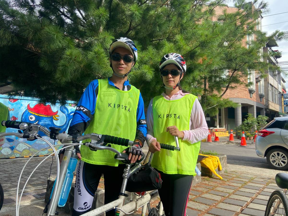 高雄市123視障追風協力車協會理事長許育豪(左)理事林莉萍(右)騎車呼籲愛護視力