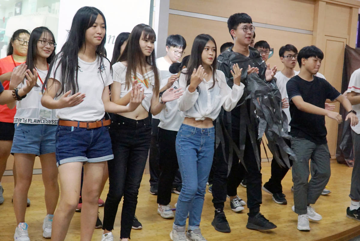 大葉大學跨文化英語先修營的學員結合舞蹈展示學習成果