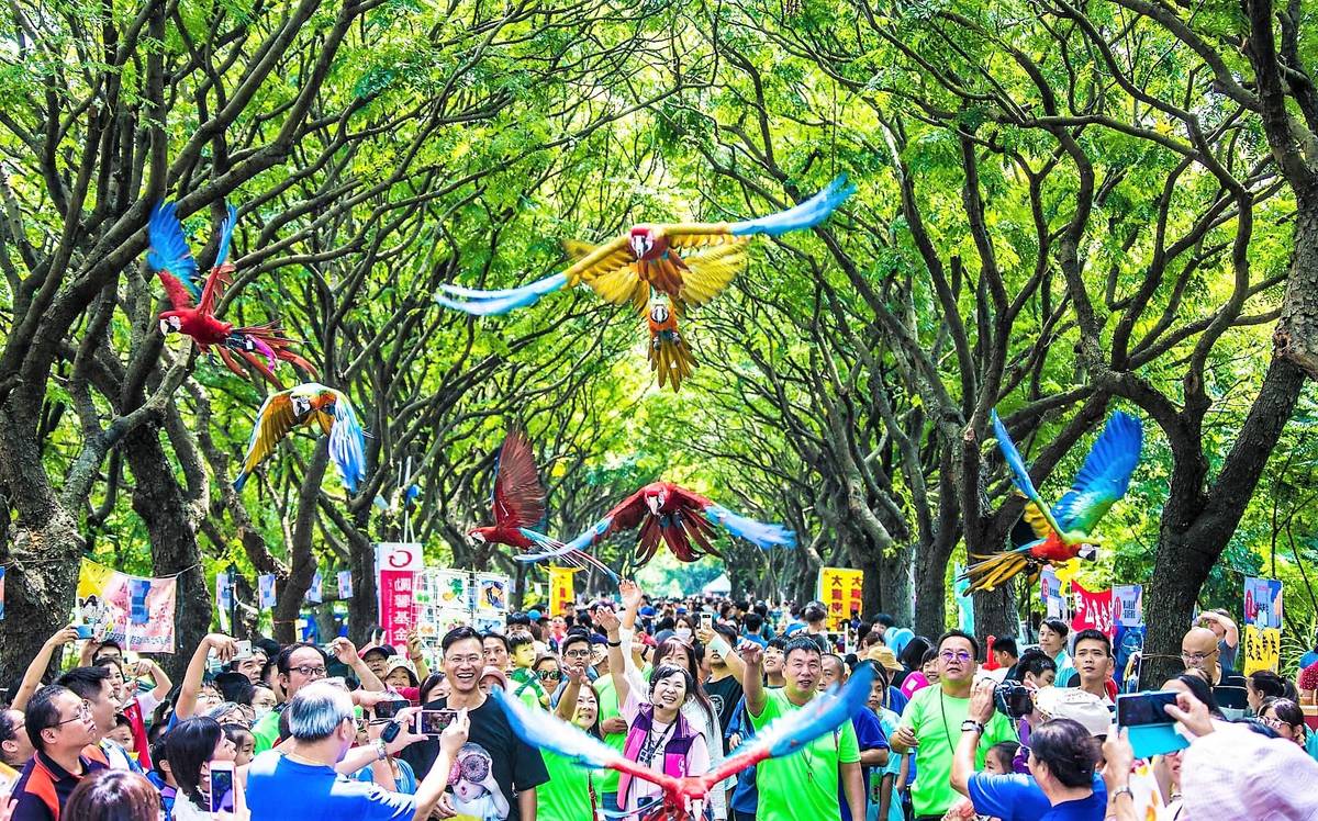 湖埔社區大學在東螺溪畔舉辦戀戀欒樹節活動邀請民眾來體驗東螺溪之美(圖片來源：湖埔社區大學)