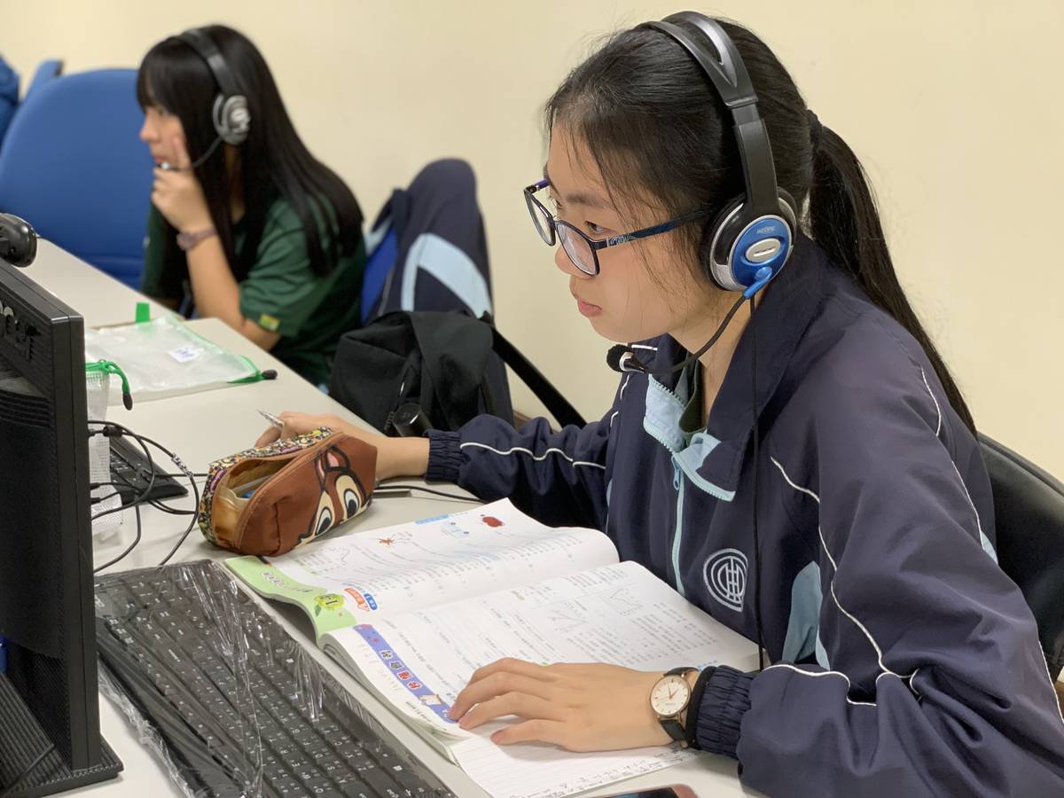 新北雙溪高數位學伴深耕偏鄉，圖為小學伴認真專注學習視訊教學，與大學伴熱絡互動分享生活大小事