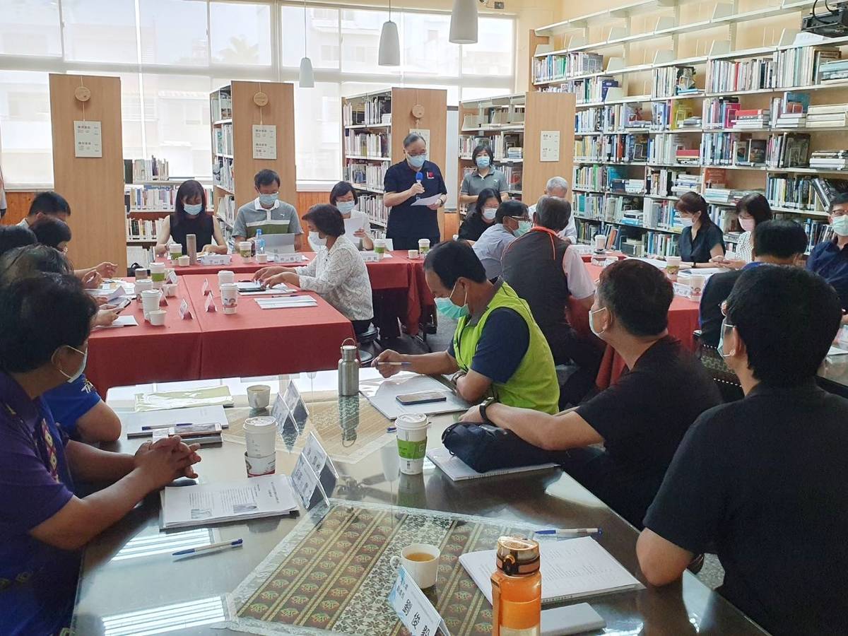臺東縣府為推展全縣公共圖書館事業，今(4)日召開圖書館事業發展會報，邀集國家圖書館長曾淑賢等多位輔導團委員與會，縣內各鄉鎮長也親自出席。