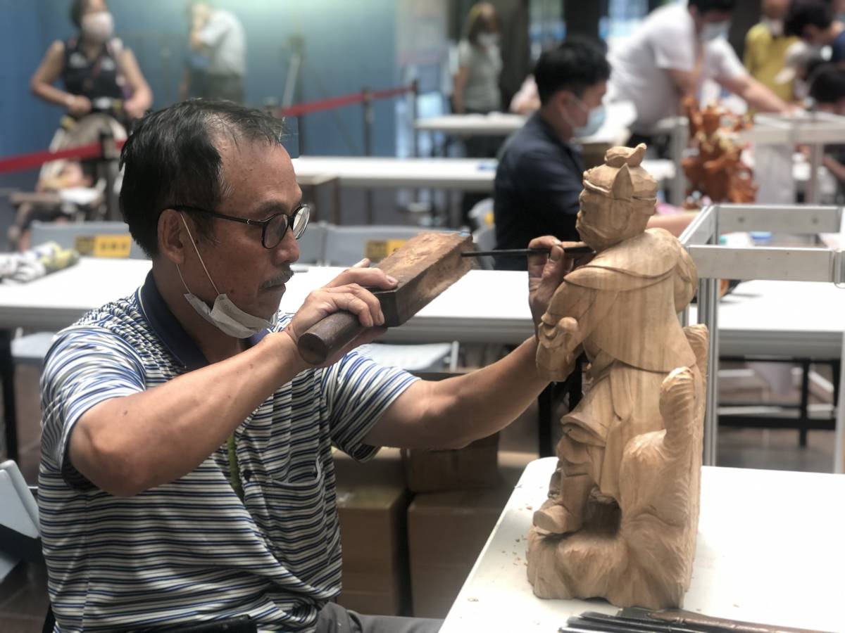 木雕師傅示範雕刻神像