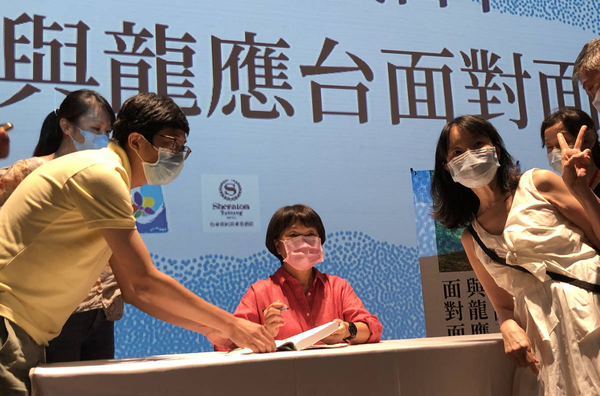 主辦單位最後安排龍應台的簽書會並與讀者合照留念
