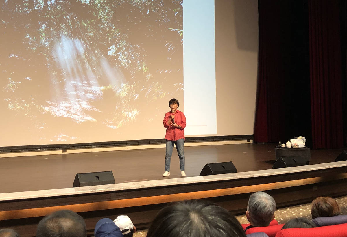 站在穿透大武山陽光的照片前，龍應台勉勵臺東鄉親不要以偏鄉自限，要以偏鄉為中心的視野開展更美好的願景。