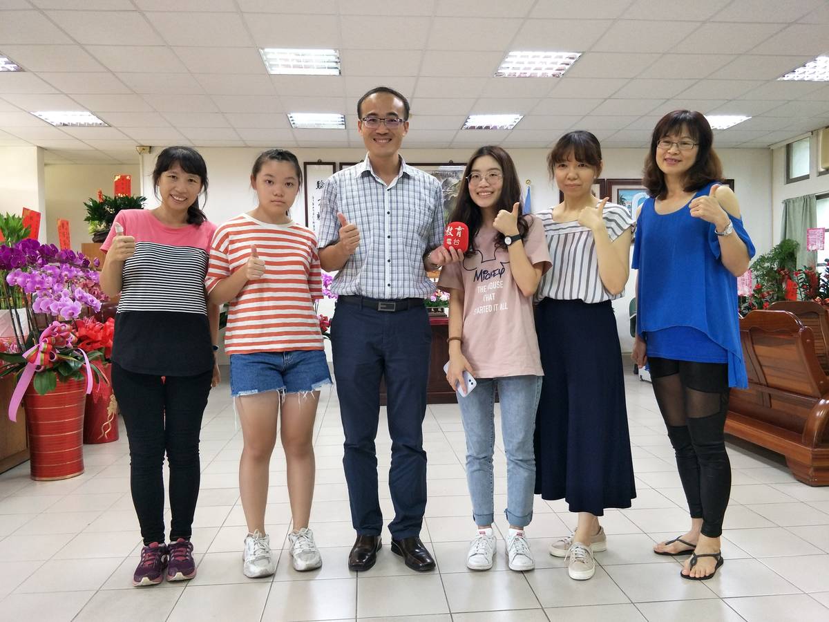 國教署108年健康促進口腔保健特優的臺南市新營區新進國小，集結家長和志工、
社區健促夥伴，齊力執行「六心(馨/新)級」策略：推動保健有信"心"、境教氛圍有溫"馨"、正向多元有信"心"、標竿學習有創"新"、健康夥伴有暖"新"、專業照護有盡"心"，不僅連續數年口腔異常學生轉介就醫率達到100%，甚至擴展關懷親子口
腔保健，如此盡心努力地「由下而上、由內而外」推動口腔保健，成效也獲「六"星"級」肯定。

訪問：臺南市新營區新進國小林良駿校長、陳淑音護理師、六年一班陳詠晴同學
