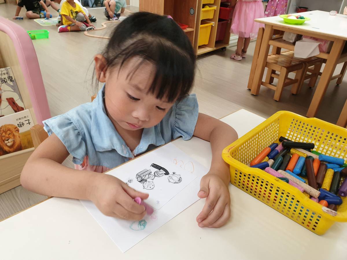 幼兒專心手繪新學期新希望圖卡。