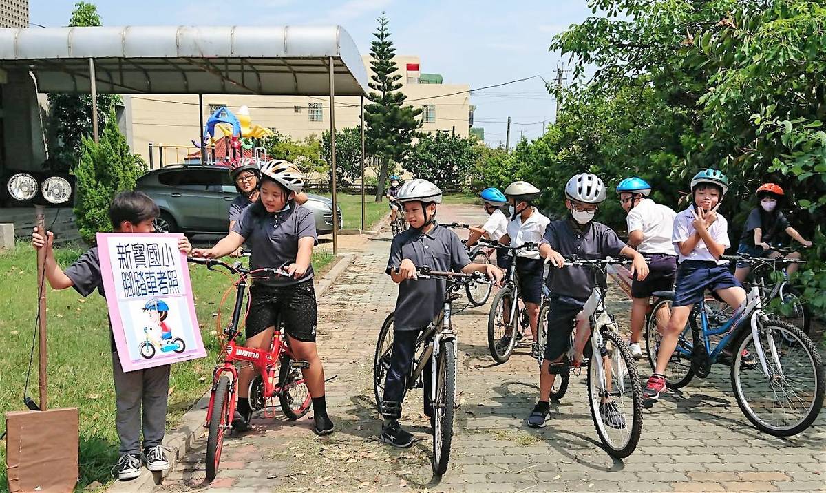 彰化縣新寶國小今天舉辦腳踏車駕照考試(圖片來源：新寶國小)