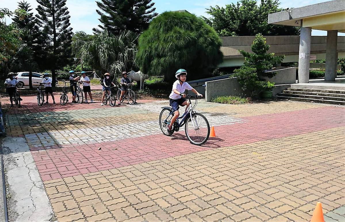 彰化縣新寶國小學生參加腳踏車考試必須通過S型前進和交通號誌測驗(圖片來源：新寶國小)