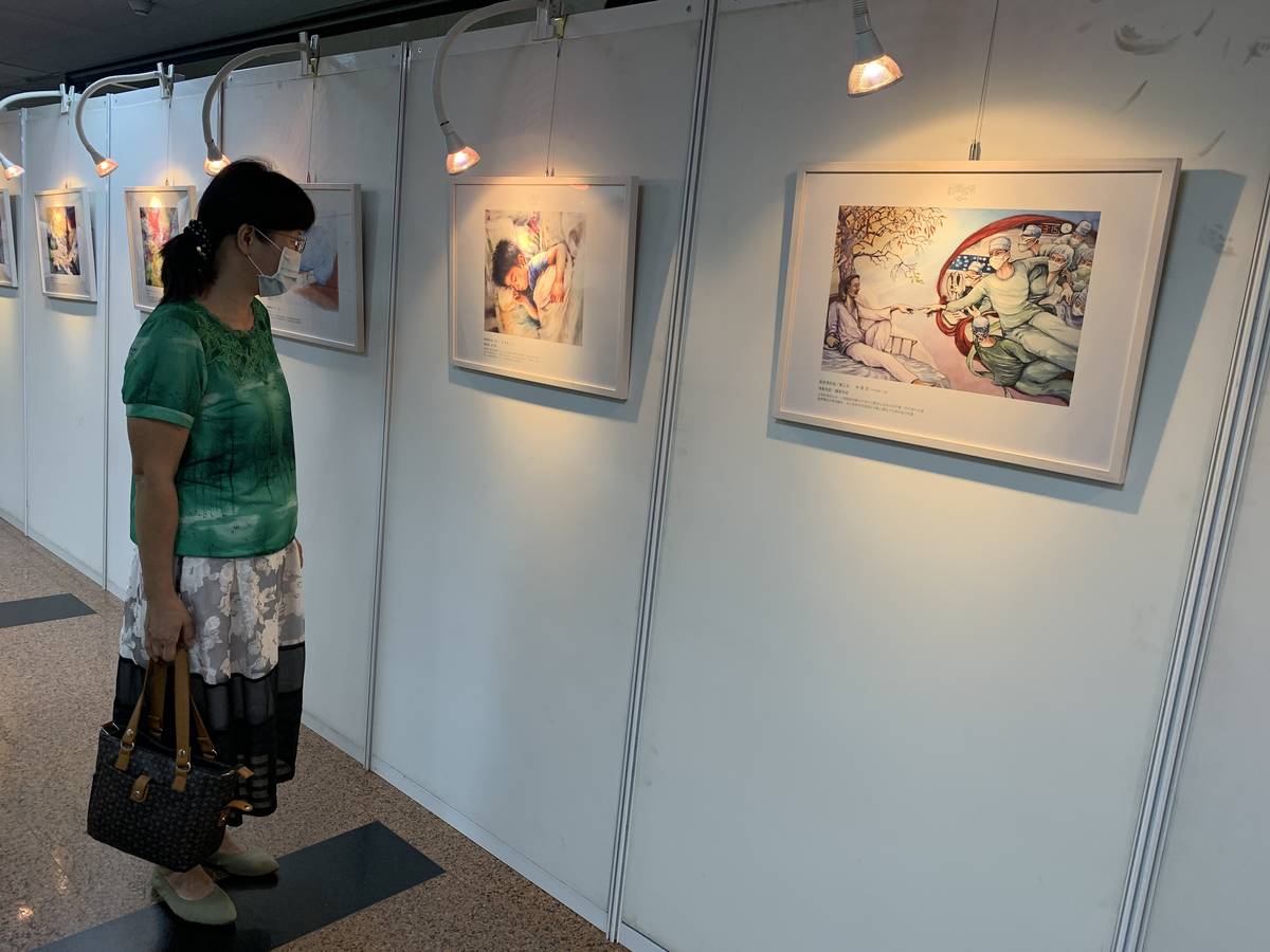 臺中55歲鄭女士確診乳癌透過繪畫作品使她困頓心靈獲得紓緩