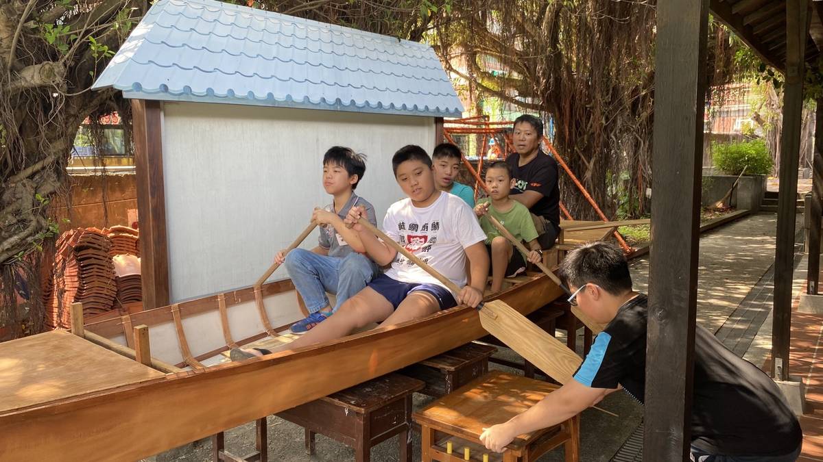 透過雙手自造充滿溫度又富有生命力的舢舨，體現漁港文化與在地產業，圖為划舟訓練指導。