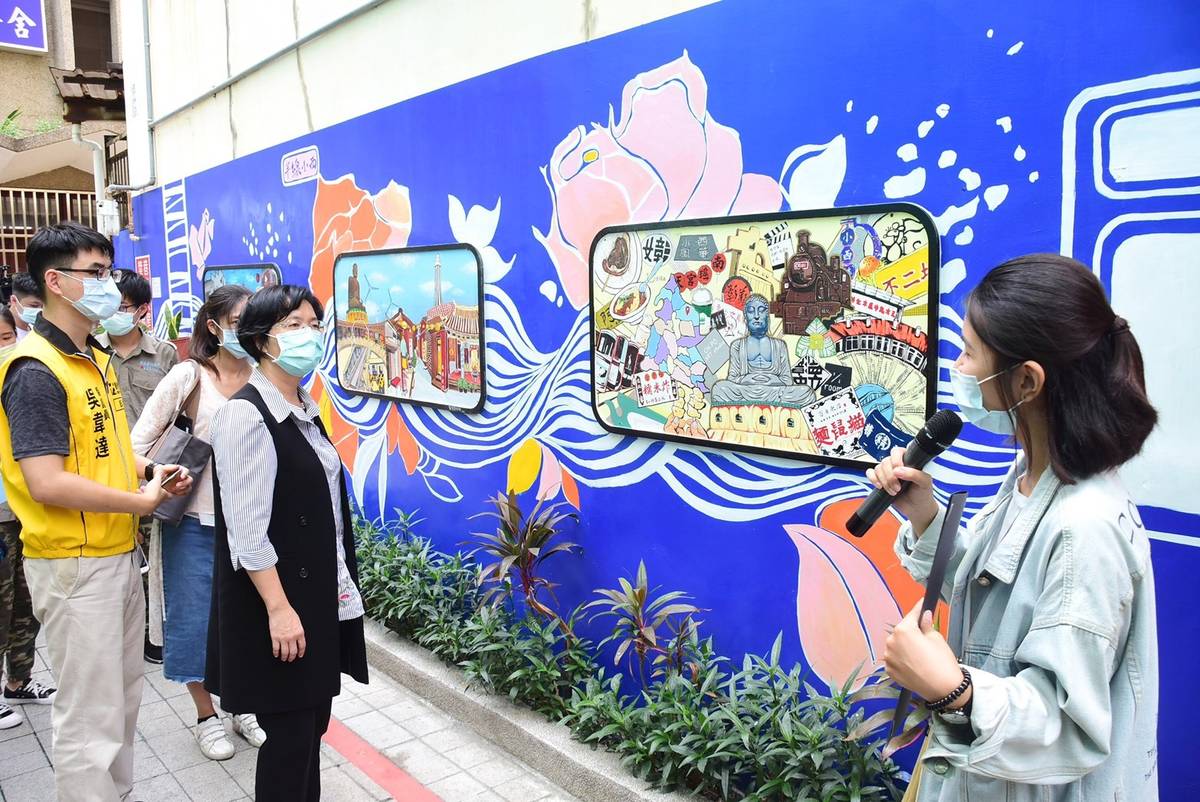 彰師大美術系學生與彰安國中美術班、彰化藝術高中美術班、奇卜藝術工作室共同為小西巷繪製彰化印象(圖片來源：彰化縣文化局)