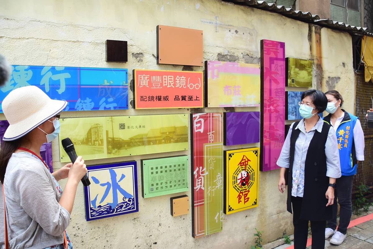 彰師大學生以老招牌排列方式創作「霓虹時光機」作品展現小西巷過去榮景(圖片來源：彰化縣文化局)