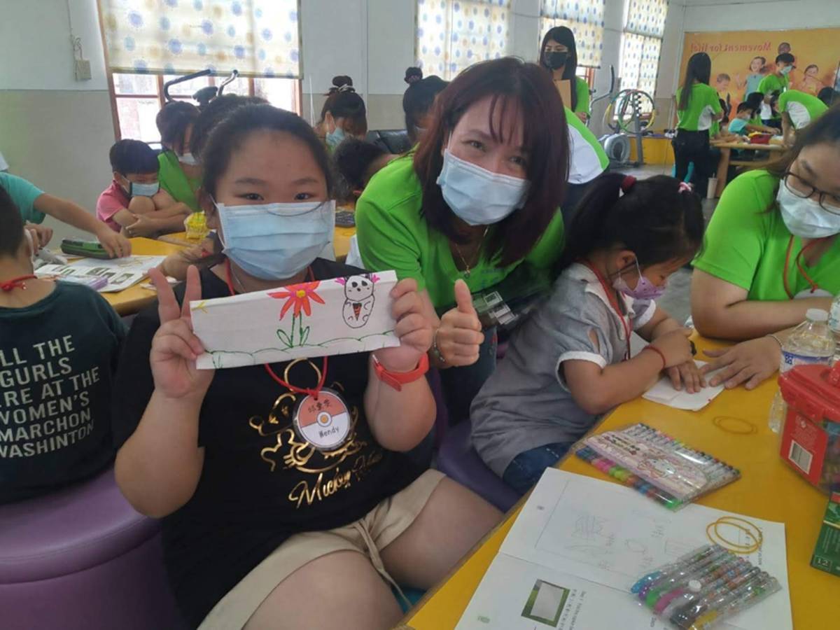 文藻外語大學國際志工共創就醫無障礙團隊帶領旗山國小學生製作愛心卡，附上口罩套，送愛心到柬埔寨