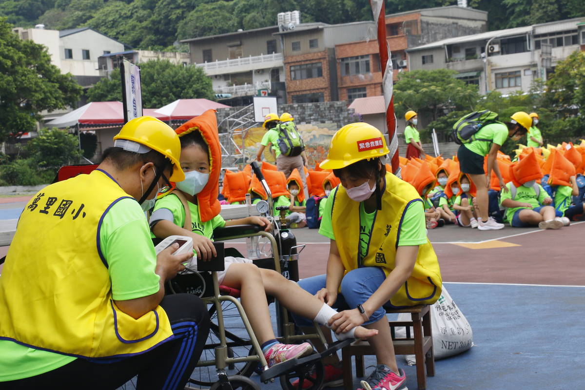 緊急救護組協助受傷學童進行搶救。