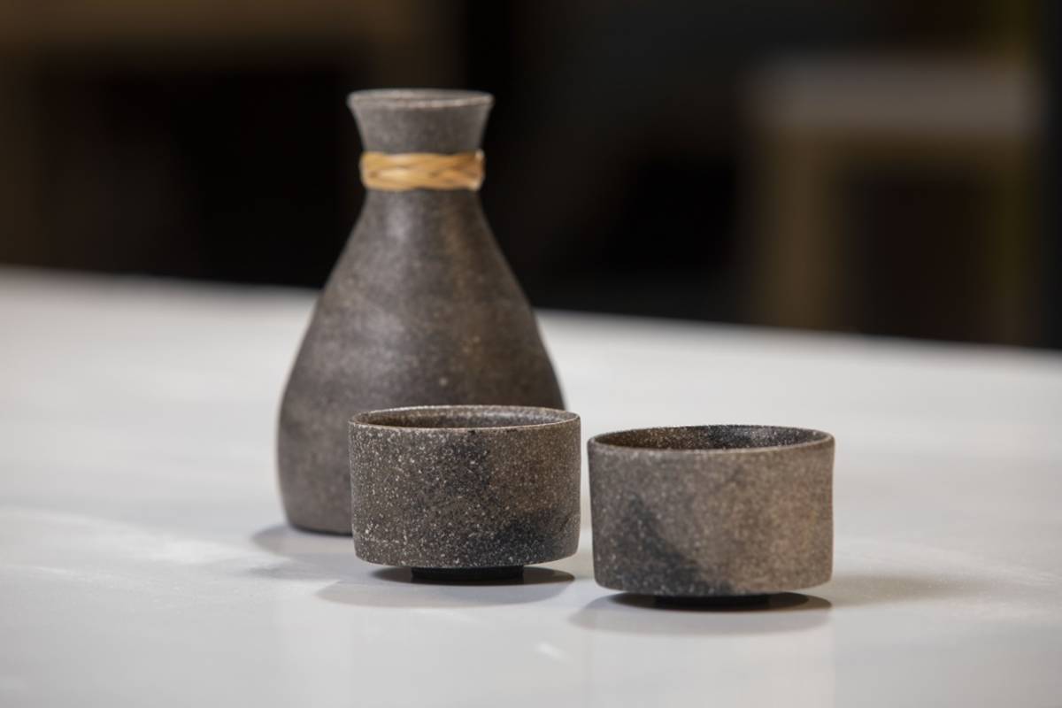 林精哲作品《黫山水器》以單純的陶土與木頭製造出火與煙的痕跡嵌入陶土，留下自然的色澤與質感，向傳統排灣族陶壺特色致敬。