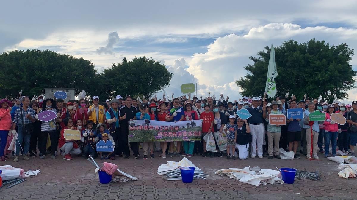 臺東縣環保局結合各公私立單位舉辦的無痕淨灘活動，吸引一千多位民眾共襄盛舉。