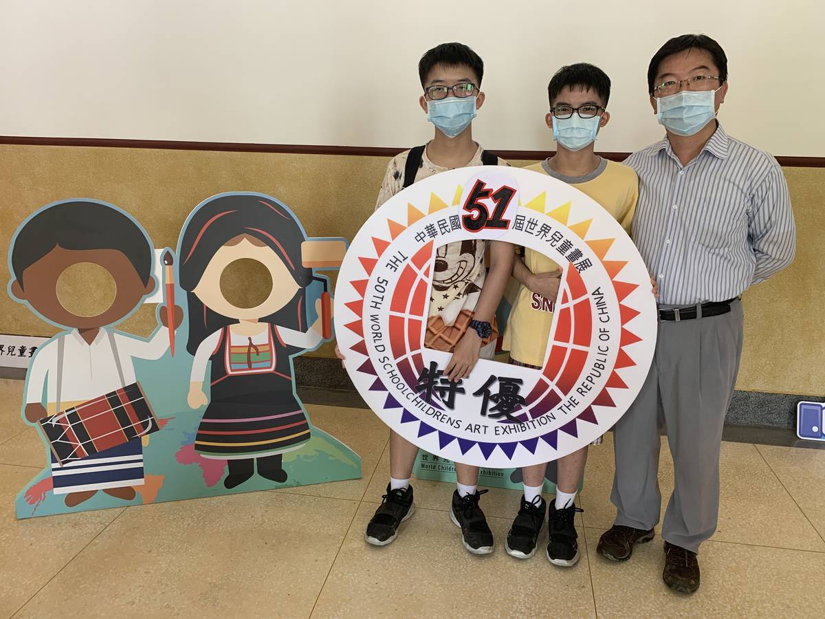 來自臺中市衛道中學二年級的陳彥廷(中)，有感於周遭的同學時常沈溺在網路世界裡，因此繪畫出現實跟虛幻的情境，並運用超現實的手法構思，獨特表現深受評審們的青睞。