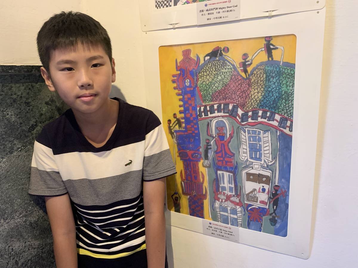 黃奕翔同學以高第建築作為畫題延伸，忍者大盜互相合作在建築外進行不可能的任務。