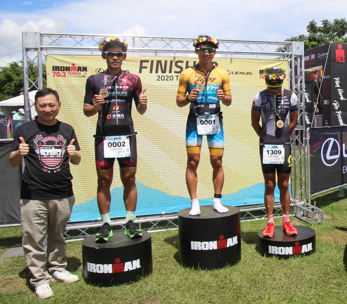 王志輝副縣長在終點處迎接男子組前三名選手，並且和優勝選手合影留念。