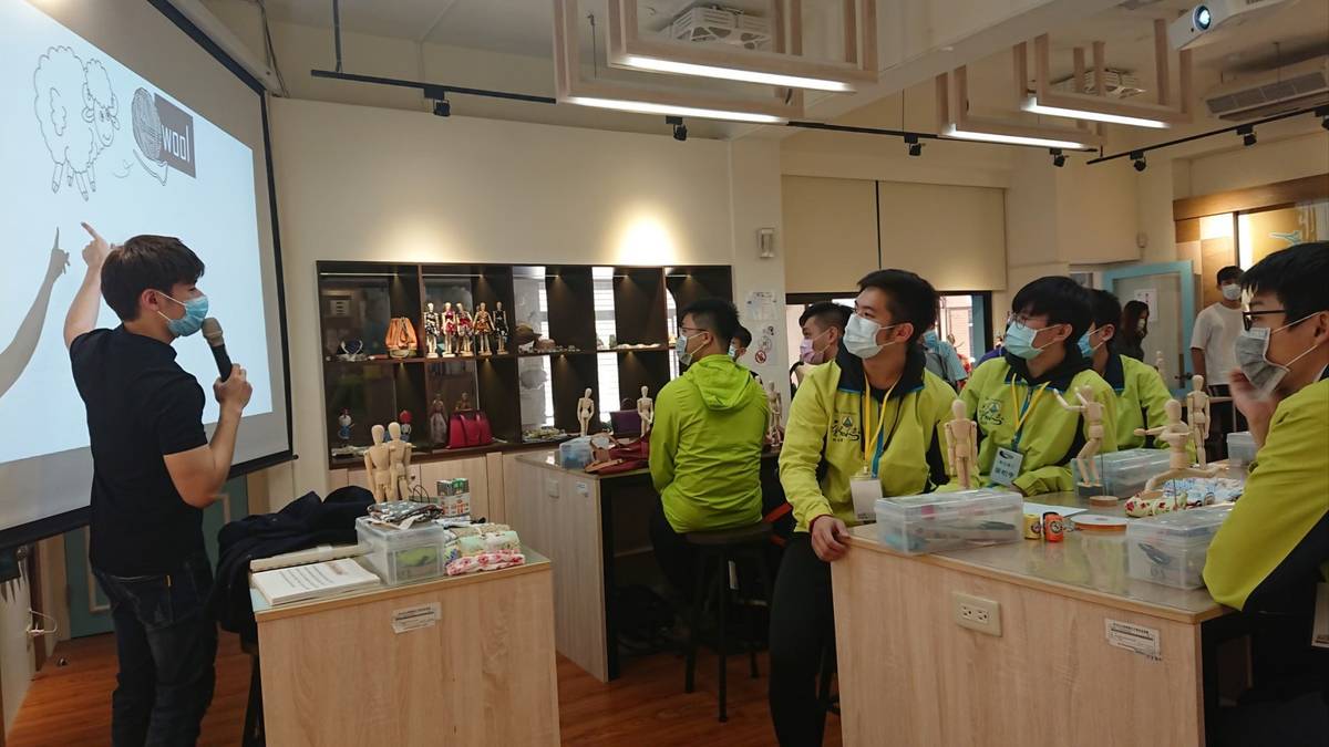 樟樹國際實中為了讓學生能夠在浸潤式的環境下學習英文，又能提升專業技能，在雙語課程中由兩位老師搭配，圖為負責英文的張哲瑋老師。
