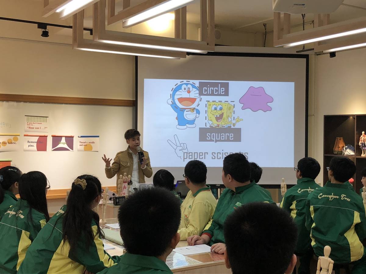 樟樹國際實中為了讓學生能夠在浸潤式的環境下學習英文，又能提升專業技能，在雙語課程中由兩位老師搭配，圖為負責英文的張哲瑋老師。